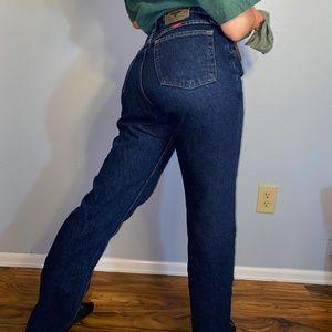 Dark Wash Wrangler Blue Jeans (new condition)